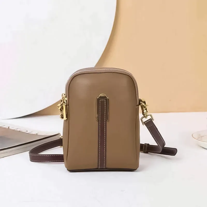 A fashionable touch for everyday life and parties with the patterned shoulder strap bag